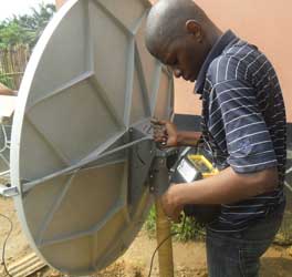 VSAT dish with rear side struts