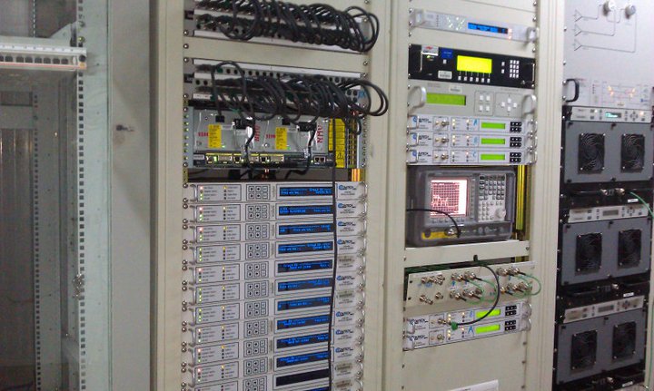 Teleport racks with spectrum analyser
