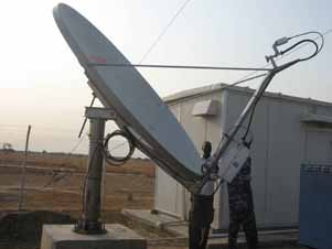 High power amplifier transmitter mounted on feed support arm