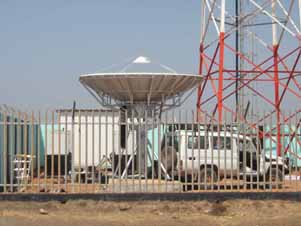 Medium size antenna with near vertical elevation angle