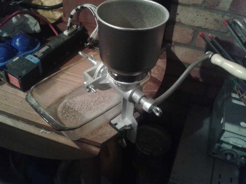 Hand wheat grinder