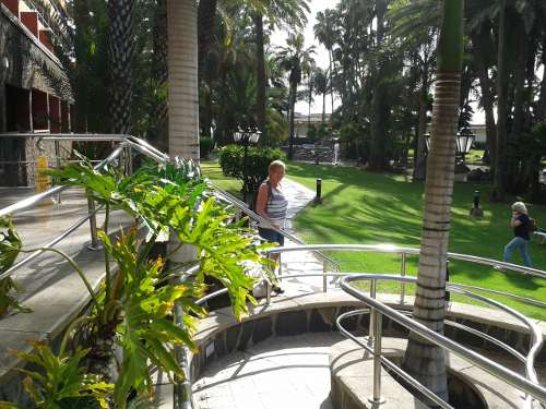 Access to the beach is via gargen gate