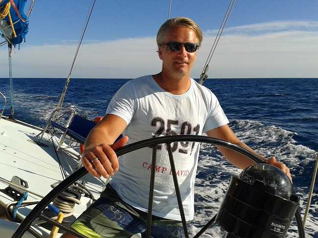 Helming a maxi-yacht