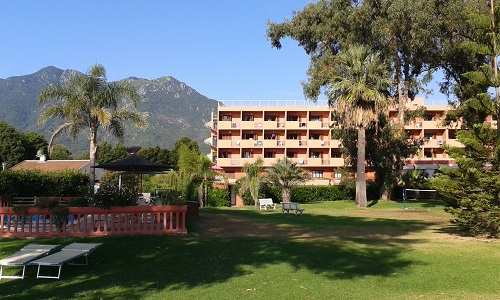 The lawns between the accommodations and the beach