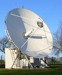 Large teleport hub satellite antenna