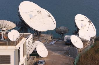 Large teleport hub antennas