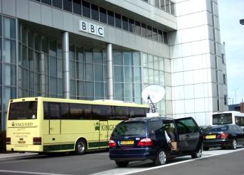 Vehicle mounted VSAT for satellite broadband service
