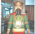 Statue impressionnante d'homme de la Chine dans le foyer de l'hôtel Lassalle